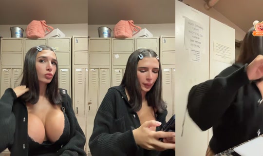 mollykazi TikTok Live — Oct 4, 2026, 10:28 PM