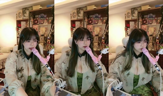 smallbear_22 TikTok Live — Oct 4, 2026, 12:19 PM